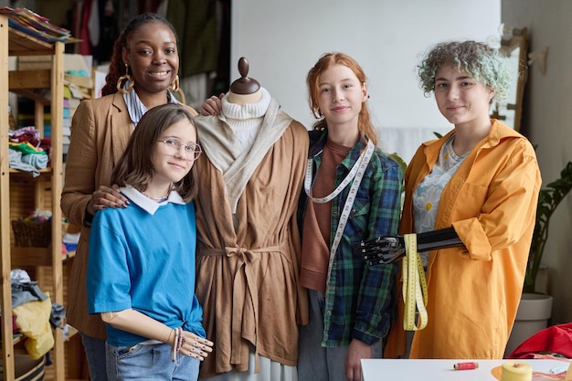 uczestnicy na warsztatach haftu